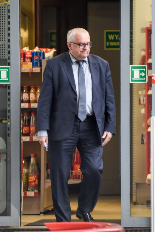 Adam Lipiński służbową furą po papierosy
