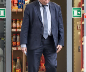 Adam Lipiński służbową furą po papierosy