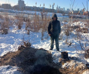 Jego domem jest dół wykopany nad Wisłą. 76-latek żyje tak już 15 lat!