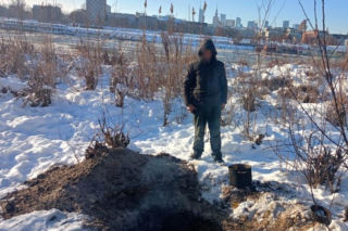 Jego domem jest dół wykopany nad Wisłą. 76-latek żyje tak już 15 lat!