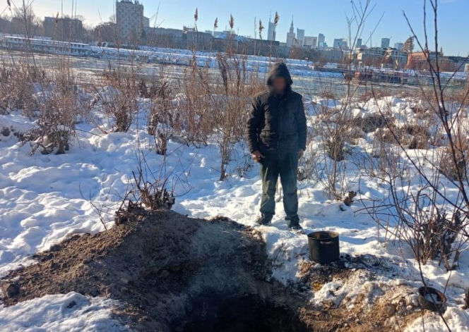 Jego "domem" jest dół wykopany nad Wisłą. 76-latek żyje tak już 15 lat!