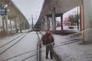 Obraziła się na motorniczego i zablokowała ruch! Usiadła na torach, wstała i zaczęła iść przed tramwajem