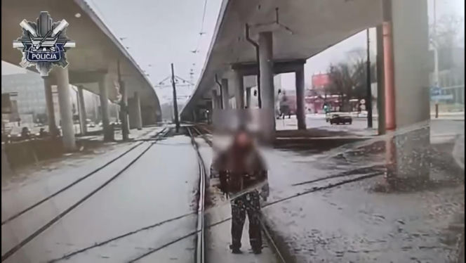 Obraziła się na motorniczego i zablokowała ruch! "Usiadła na torach, wstała i zaczęła iść przed tramwajem"