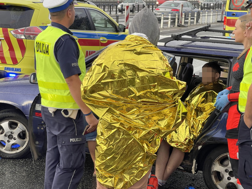 Opel zderzył się z autobusem na Moście Grota. Dwie osoby ranne, gigantyczne utrudnienia 