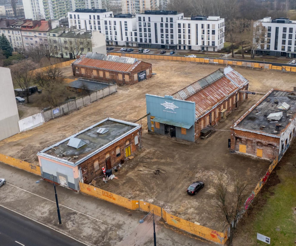 Zabytkowa fabryka Perun w Warszawie zmienia się w osiedle. Tyle z niej zostało