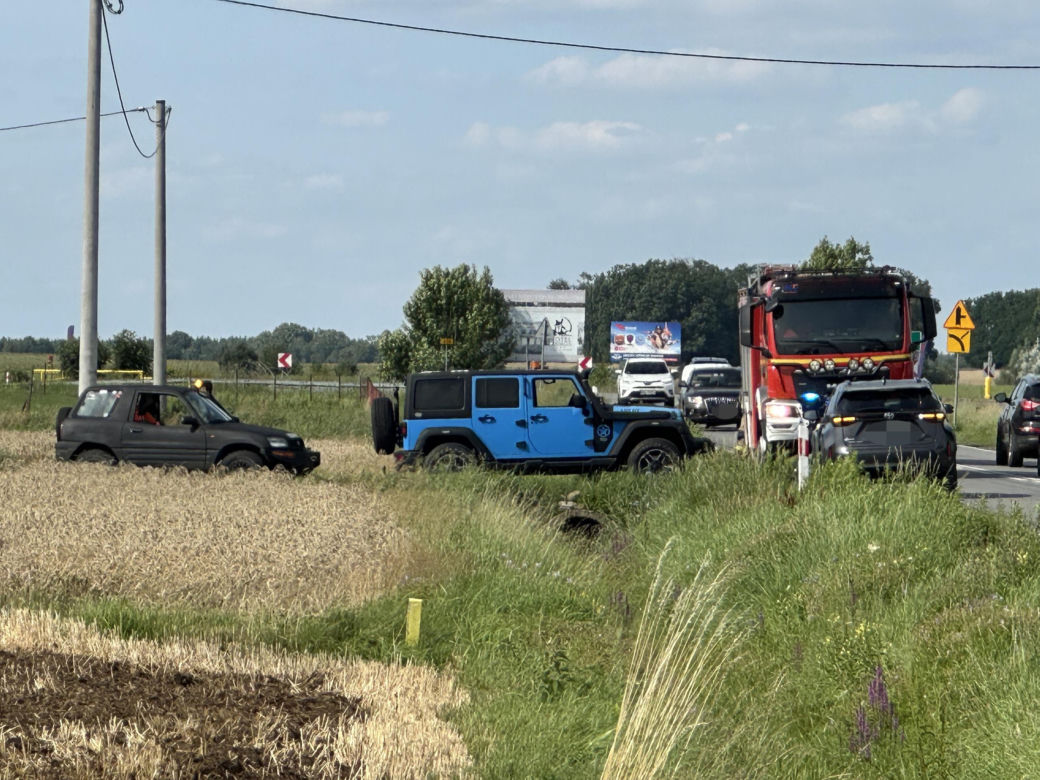 Spadochroniarz spadł na pole obok domu. Skok zakończył się hospitalizacją