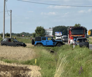 Spadochroniarz spadł na pole obok domu. Skok zakończył się hospitalizacją