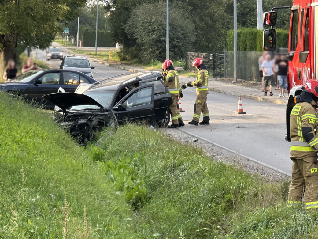 Zderzenie dwóch aut w Kraśniku. Jedno z nich dachowało