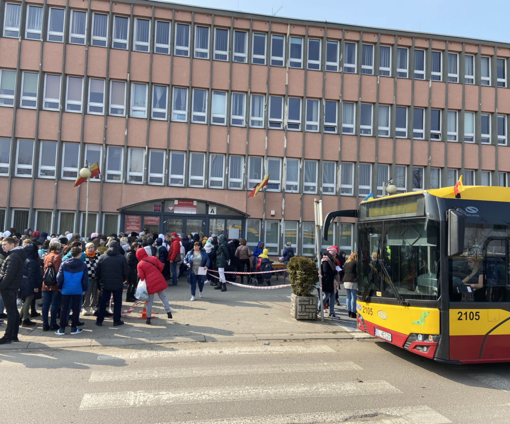 Uchodźcy z Ukrainy czekający przed łódzkim urzędem, aby złożyć wniosek o nadanie im numeru PESEL