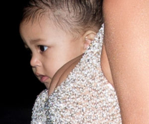Kylie Jenner z córką, Stormi Webster w drodze na świąteczną kolację do siostry