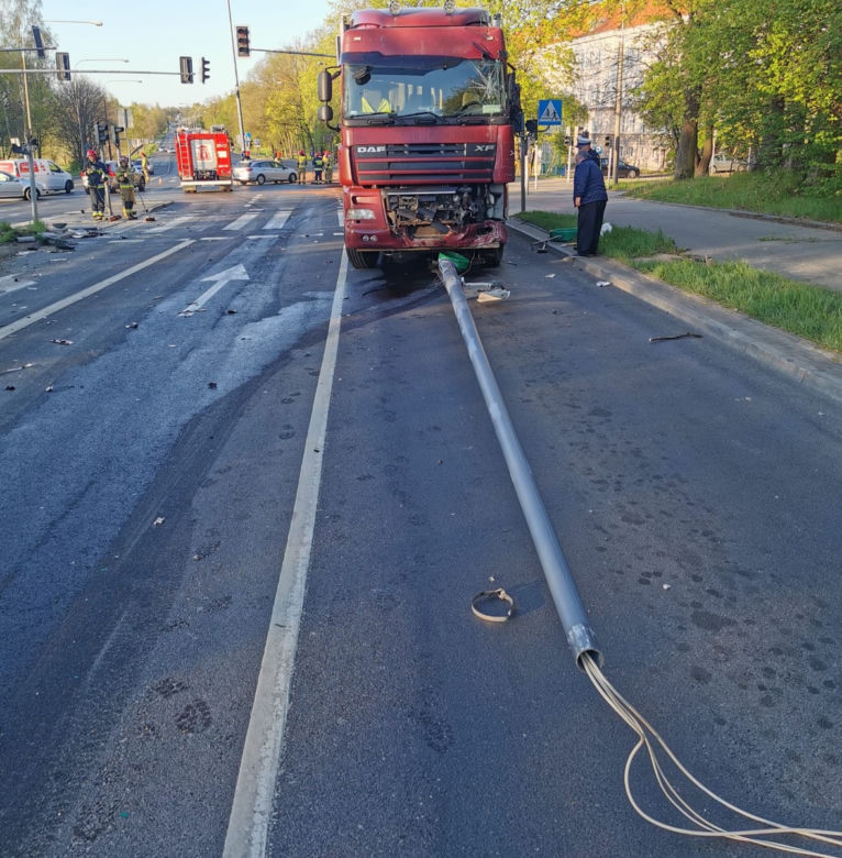 Olsztyn. Ciężarówka wjechała w barierki na al. Warszawskiej. Utrudnienia trwały kilka godzin [ZDJĘCIA]