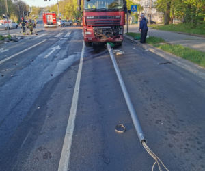 Olsztyn. Ciężarówka wjechała w barierki na al. Warszawskiej. Utrudnienia trwały kilka godzin [ZDJĘCIA]