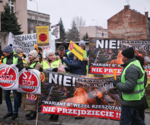 Protest ws. wariantów S7 przed siedzibą oddziału GDDKIA w Krakowie