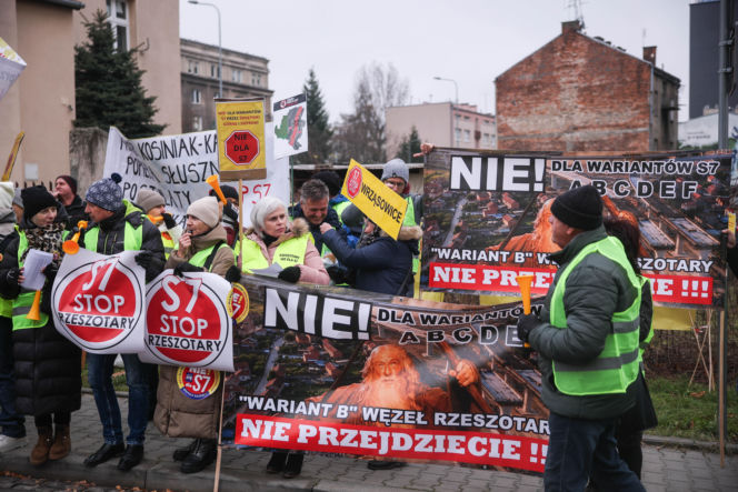 Protest ws. wariantów S7 przed siedzibą oddziału GDDKIA w Krakowie