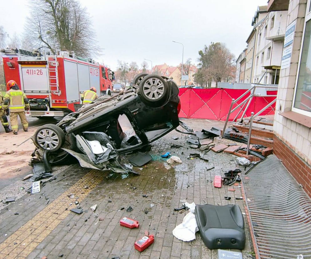 Wypadek w Braniewie. Uderzył w schody wejściowe do apteki