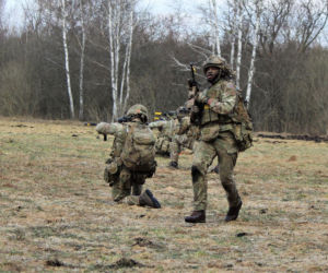 Brytyjscy żołnierze, ćwiczenia na poligonie