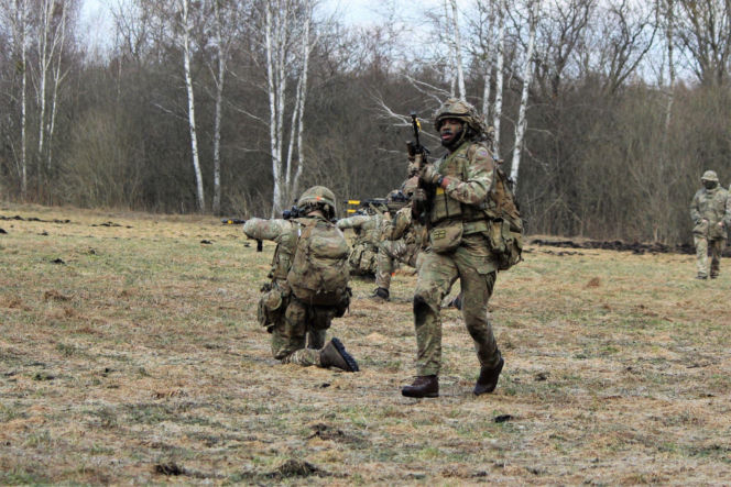 Brytyjscy żołnierze, ćwiczenia na poligonie
