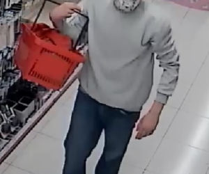 Okradł drogerię w Dobrzejewicach koło Torunia. Rozpoznajesz tego mężczyznę? 
