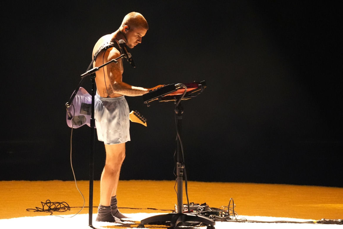 Justin Bieber na scenie Grammy 2026