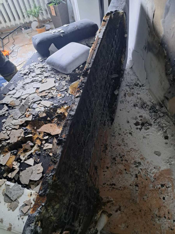 Policjanci uratowali seniorów z płonącego budynku