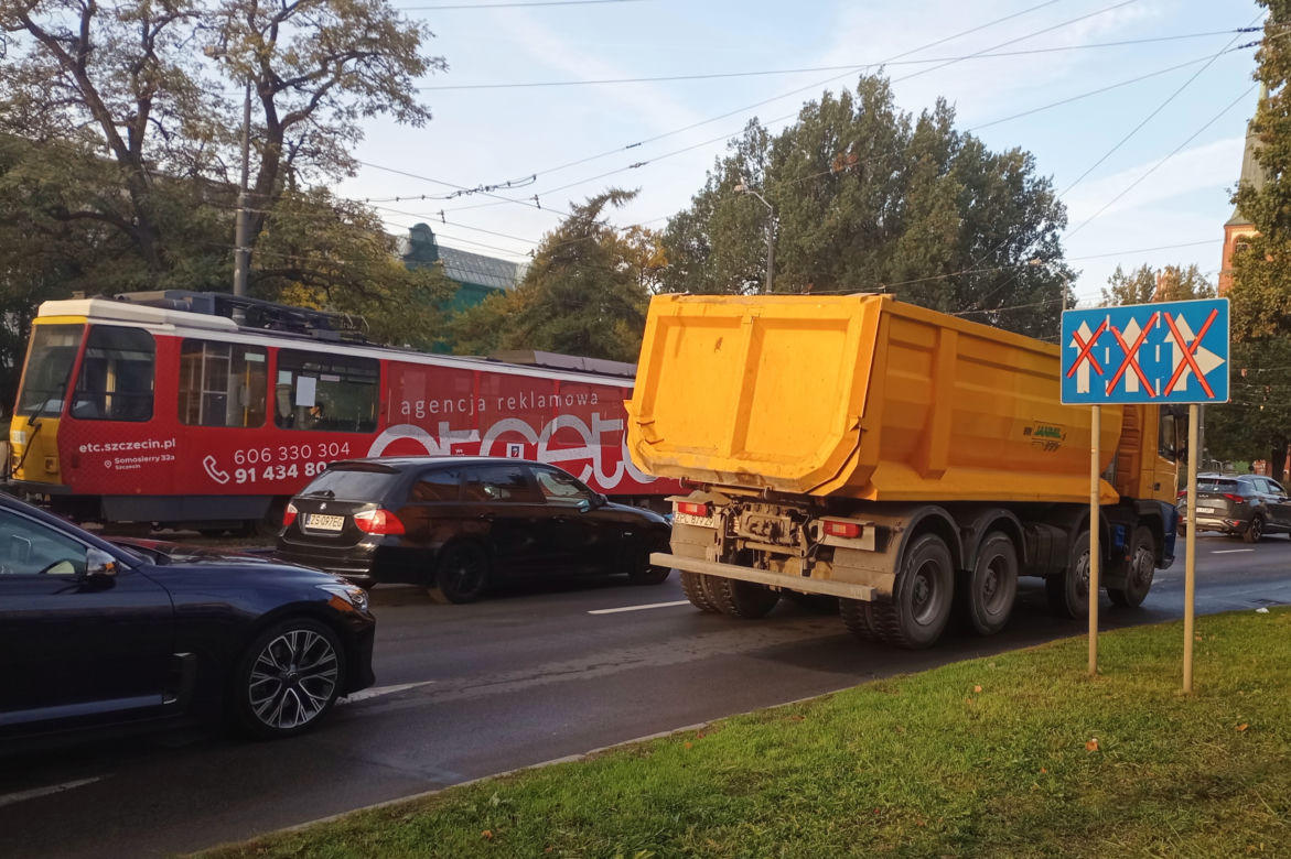 Utrudnienia na placu Zwycięstwa i Bramie Portowej