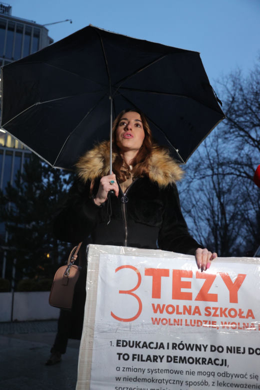 Protest przeciwko Lex Czarnek przez Sejmem. Marianna Schreiber 