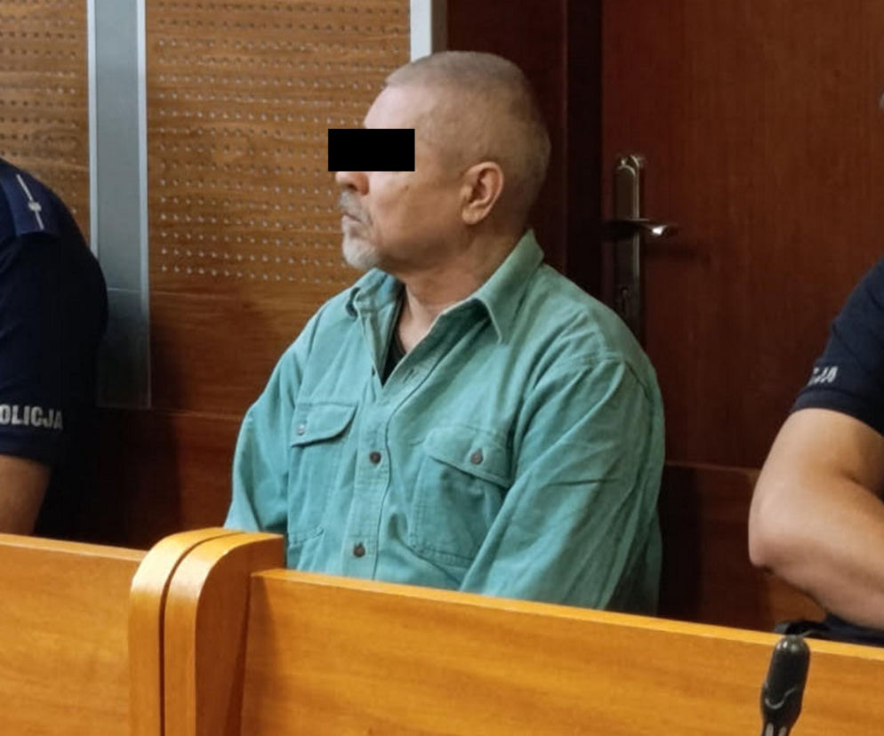 Oskarżony Adam Cz. siedzi na ławie w sądzie. Obok policjanci. O szczegółach procesu zabójcy przeczytasz na SE.