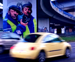 Mural z policjantami na filarze Trasy Zamkowej