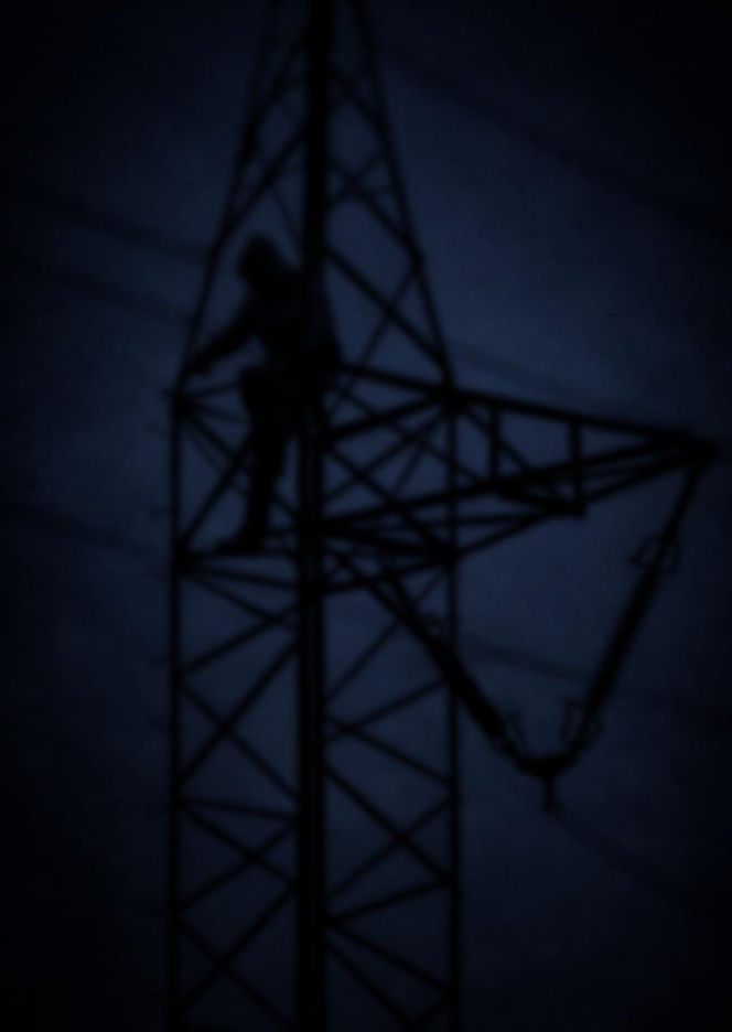 Wdrapał się na słup wysokiego napięcia... żeby lepiej widzieć fajerwerki