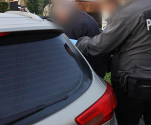 Policjanci zatrzymali trzy osoby podejrzane o udział w procederze związanym z działalnością Powiatowego Inspektoratu Nadzoru Budowlanego w Pucku