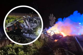 Groźny wypadek w Suchożebrach. Roztrzaskał BMW na drzewie, a wrak stanął w ogniu