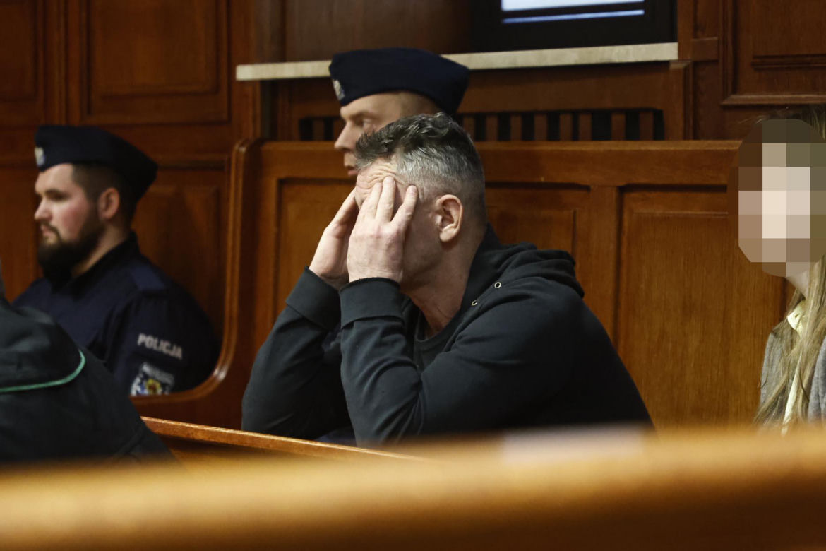 „Sztuczną szczękę wepchnięto jej do gardła”. Przerażające ustalenia. W mieszkaniu w Warszawie znaleziono cztery ciała