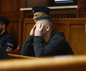 „Sztuczną szczękę wepchnięto jej do gardła”. Przerażające ustalenia. W mieszkaniu w Warszawie znaleziono cztery ciała