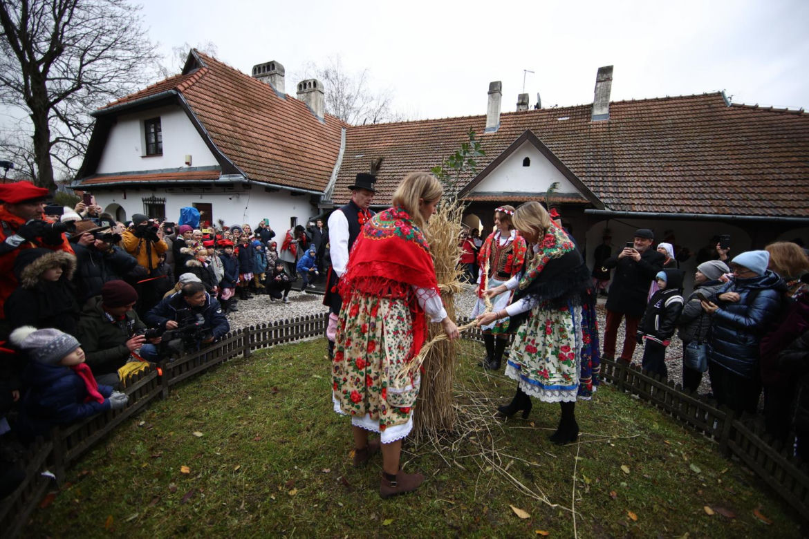 Osadzanie chochoła to ponadpółwieczna tradycja. Po raz kolejny upamiętniono nią sławetne wesele 