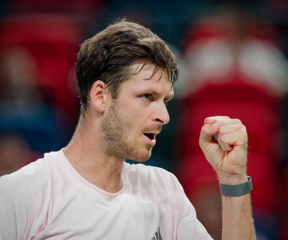 Hubert Hurkacz zaciska pięść w geście triumfu. O zarobkach tenisisty w turnieju ATP Szanghaj pisze SE Supersport.