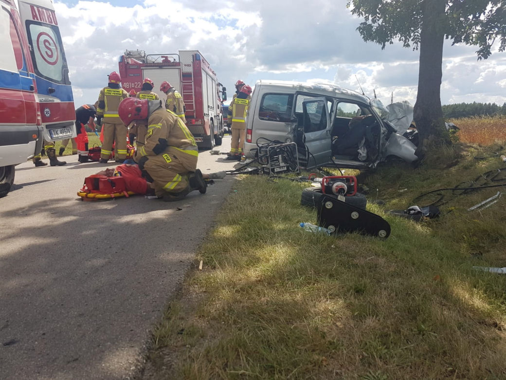Potworny wypadek pod Lipskiem! Trzech mężczyzn uwięzionych w rozbitym citroenie [ZDJĘCIA]