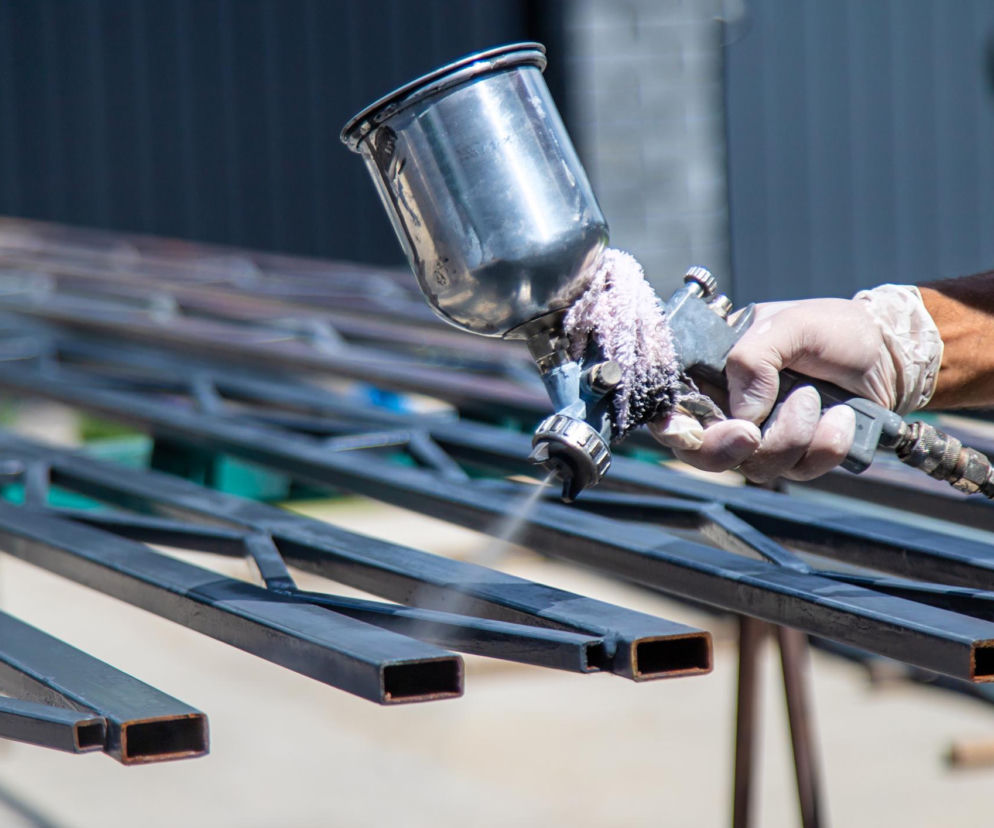 Wiosenne odświeżanie ogrodzenia metalowego - ile to kosztuje? 