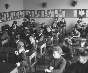 Gra w klasy, mundurki i wielkie uroczystości! Tak wyglądała szkoła 40 lat temu [ARCHIWALNE ZDJĘCIA]