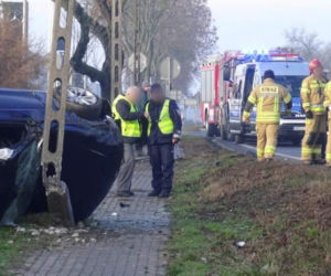 Policjanci dachowali nieznakowanym BMW! Dwóch funkcjonariuszy w szpitalu
