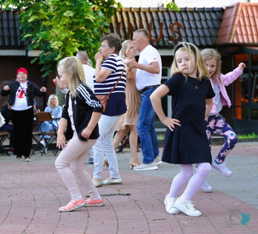 Potańcówka pod chmurką