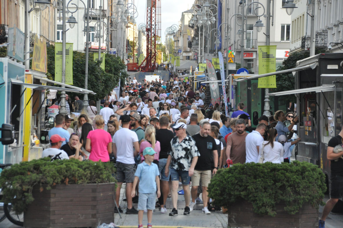 Ostatnia niedziela lata 2023 w Kielcach. Tłumy w centrum miasta