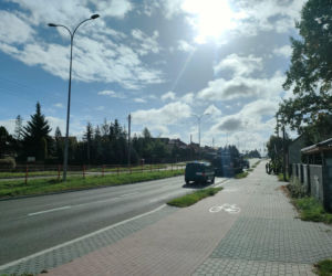 Czołg uszkodził znaki drogowe na Szosie Zambrowskiej w Łomży