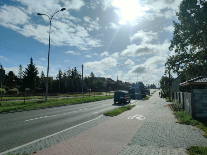 Czołg uszkodził znaki drogowe na Szosie Zambrowskiej w Łomży