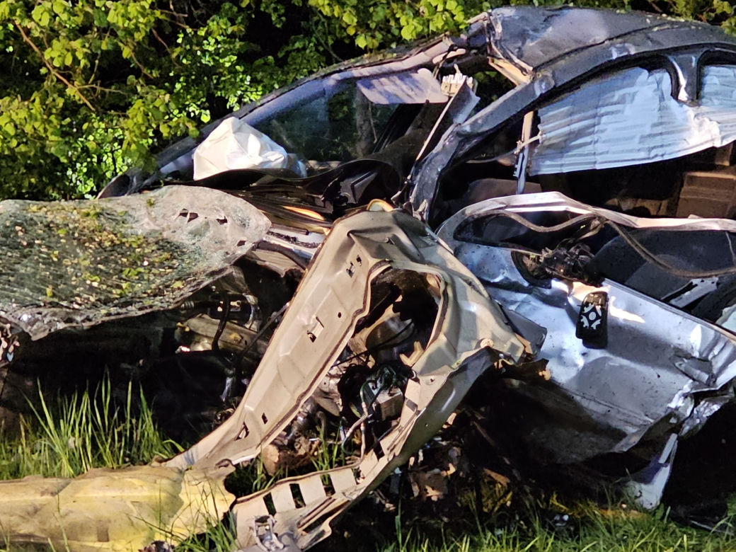 Śmiertelny wypadek pod Gostyniem. Opel i peugeot 18-latków roztrzaskały się o drzewo [ZDJĘCIA]