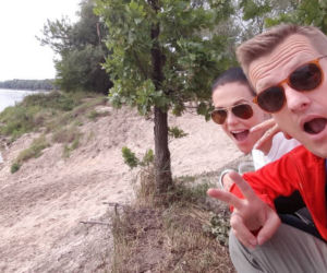 Marcin Mroczek z żoną Marleną nad Wisłą