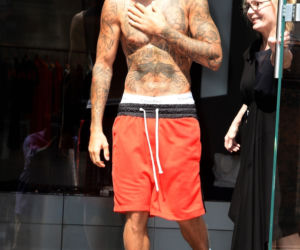 Justin Bieber bez koszulki. Znów pokazał na ulicy Nowego Jorku klatę... i tatuaże