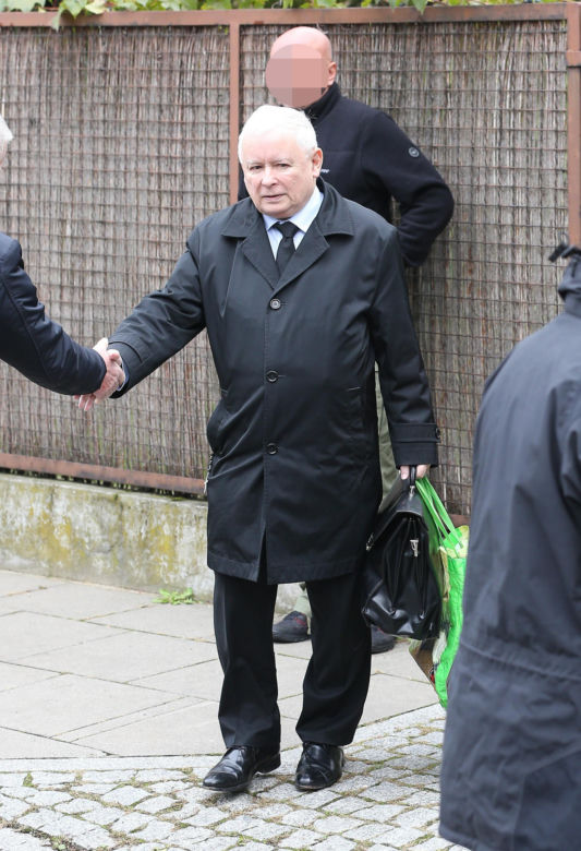 Jarosław Kaczyński sam niesie ogromną torbą z dyskontu! Co w niej ma?! Jego limuzyna pognała na Nowogrodzką 
