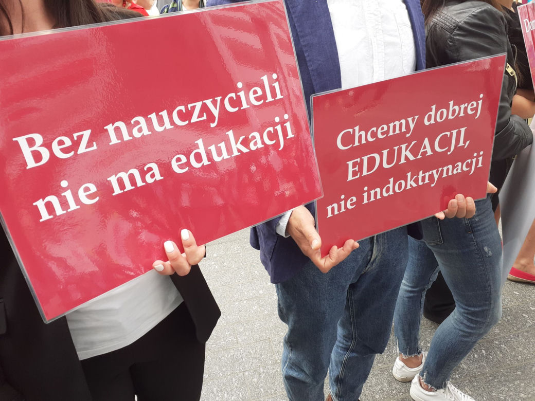 Przed Urzędem Wojewodzkim w Łodzi protestowali nauczyciele z ZNP!