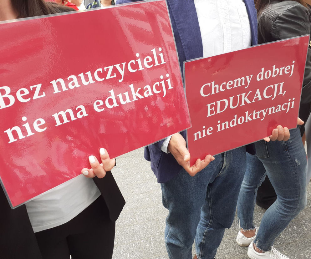 Przed Urzędem Wojewodzkim w Łodzi protestowali nauczyciele z ZNP!
