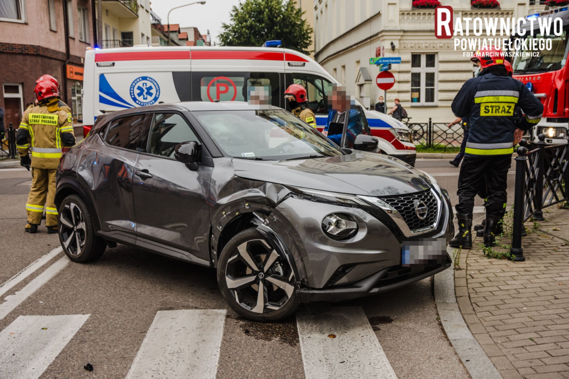 Wypadek w centrum Ełku. Poszkodowana kobieta i dziecko [ZDJĘCIA]